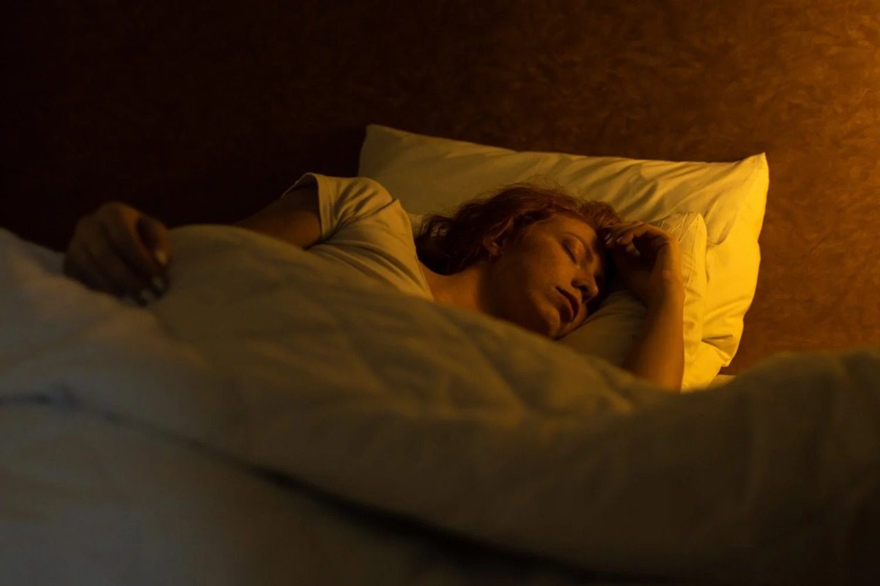 Why Warm Light Sources Outperform Dimmed Overhead Lighting 